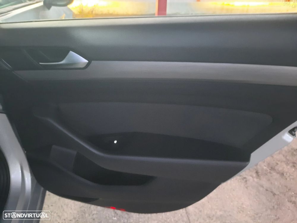 VW Passat 1.6 TDI BlueMotion - 32