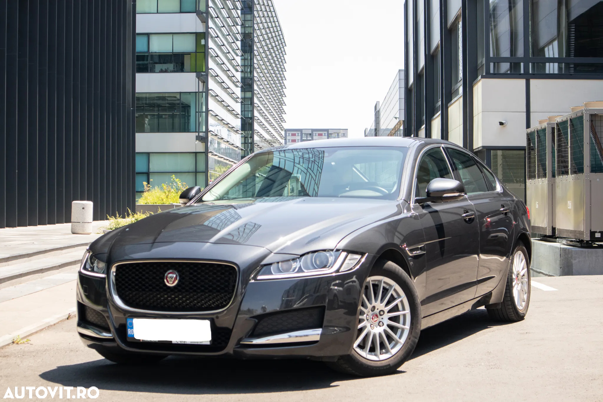 Jaguar XF 20d RWD E-Performance Portfolio - 2