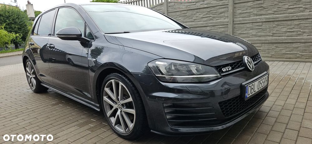 Volkswagen Golf - 1