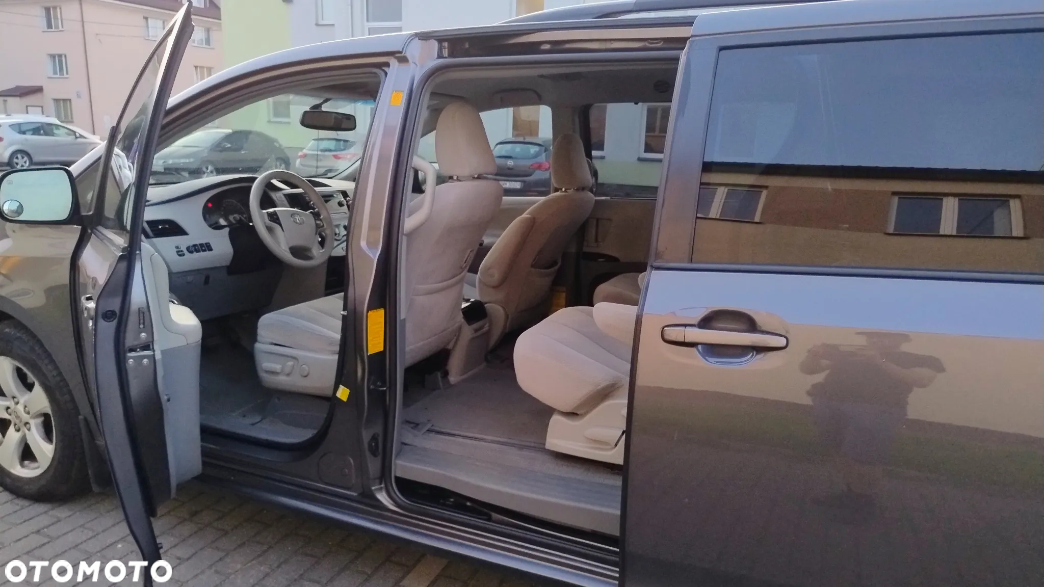 Toyota Sienna 3.5 V6 - 12