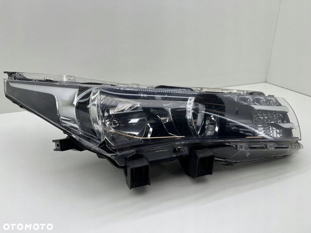 TOYOTA COROLLA E16 PRAWA LAMPA LED EUROPA 81110-02E71 - 2