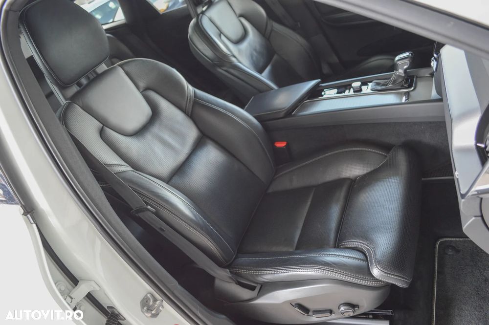 Volvo XC 60 D4 AWD R-Design - 25