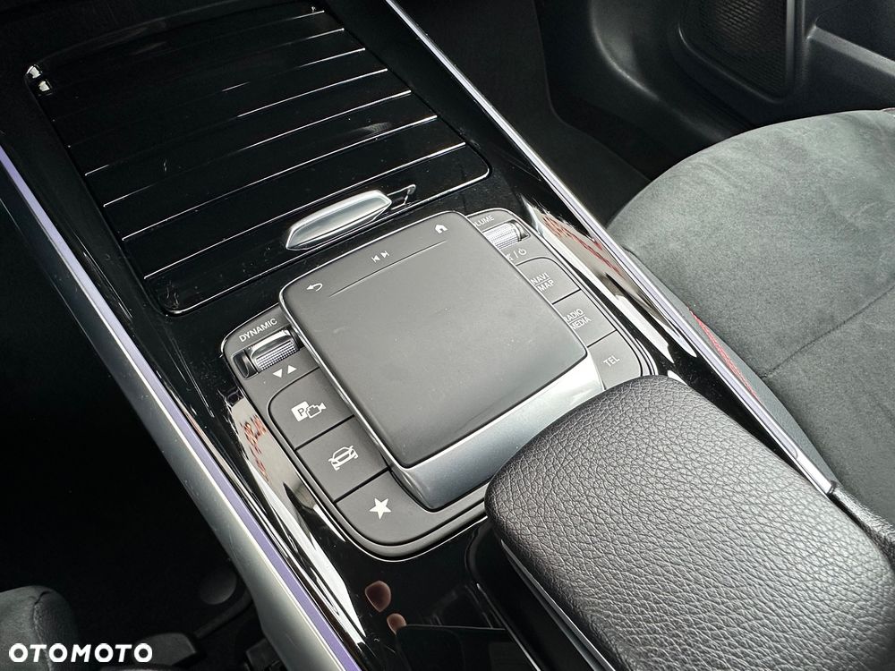 Mercedes-Benz GLB 200 4-Matic AMG Line 8G-DCT - 30