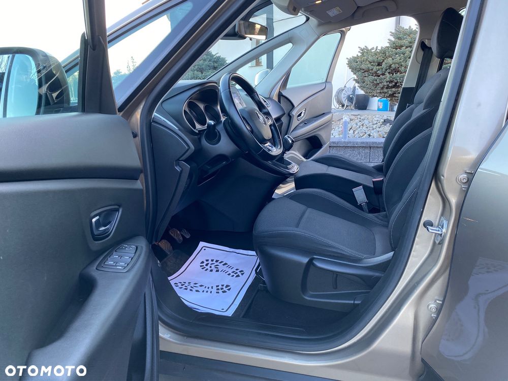 Renault Grand Scenic - 36