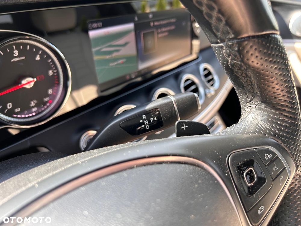 Mercedes-Benz Klasa E 220 d 4-Matic 9G-TRONIC - 23