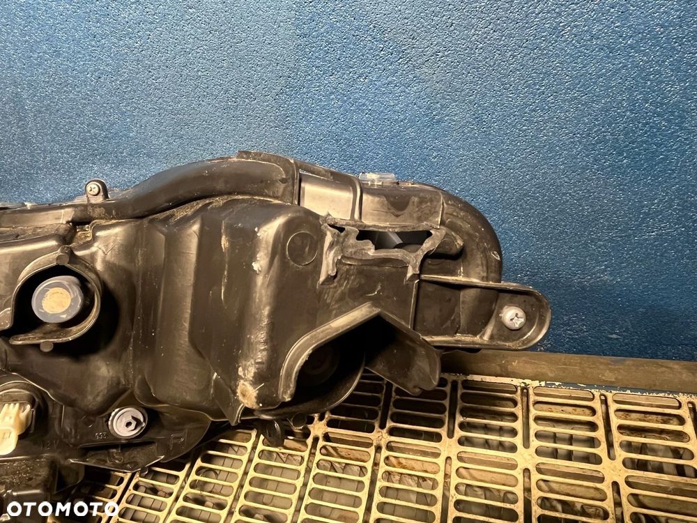 Lampa prawa przednia TOYOTA YARIS IV 4 - 7