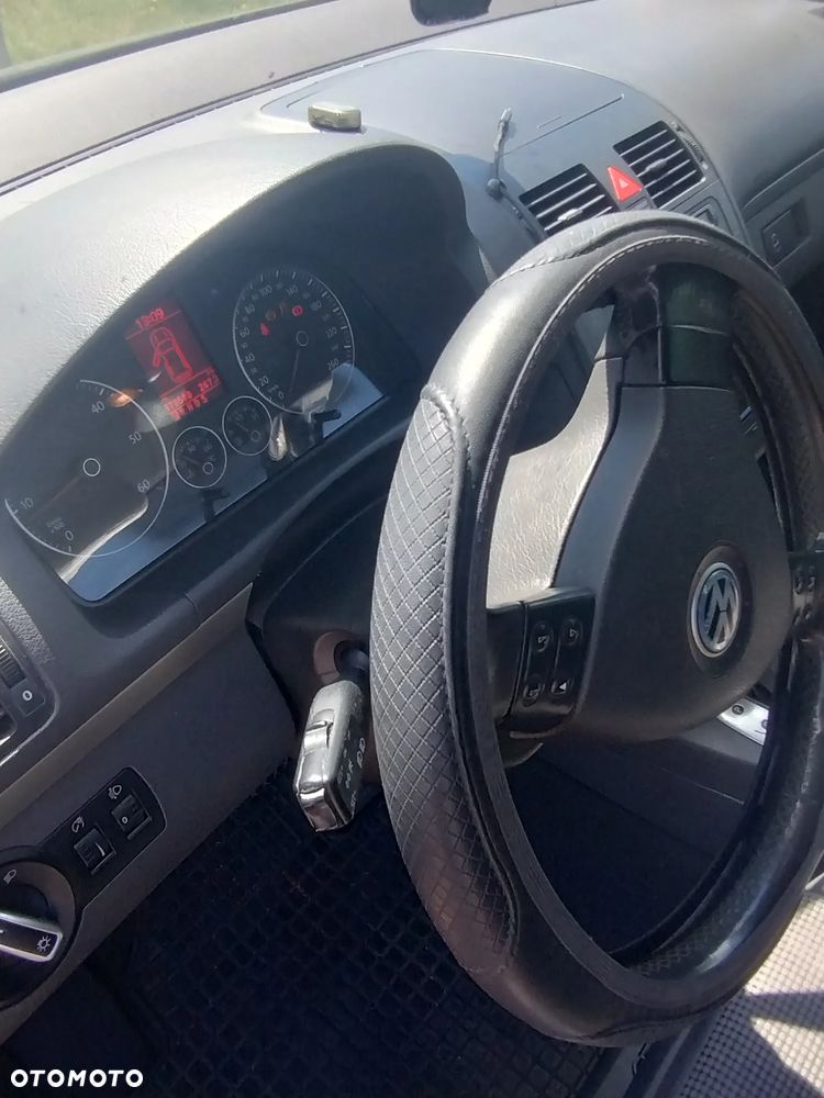 Volkswagen Touran 2.0 TDI Trendline DSG - 18
