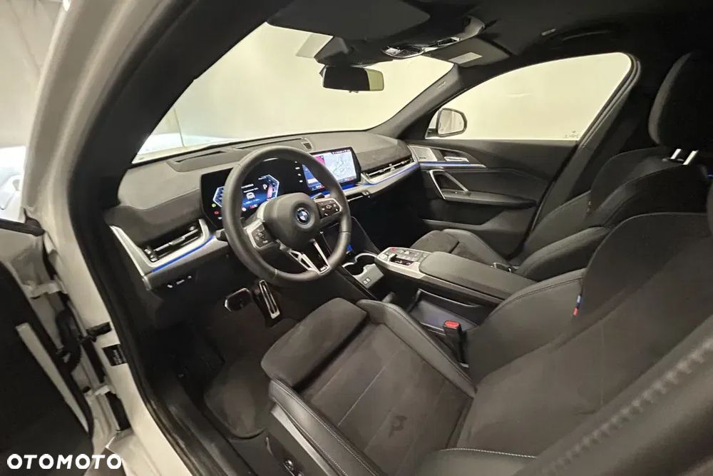 BMW iX2 eDrive20 66.5kWh M Sport - 13
