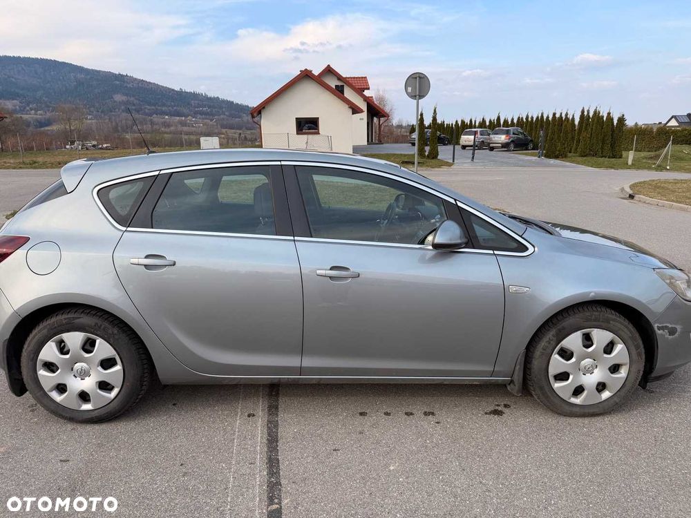 Opel Astra 2010 photo 2