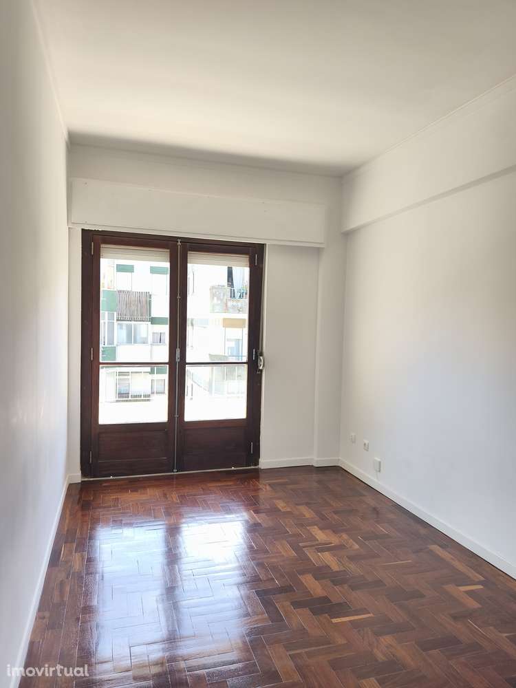 T2 Linda-a-Velha, Zona dos Correios, Bem conservado, Com varanda. - Grande imagem: 3/24