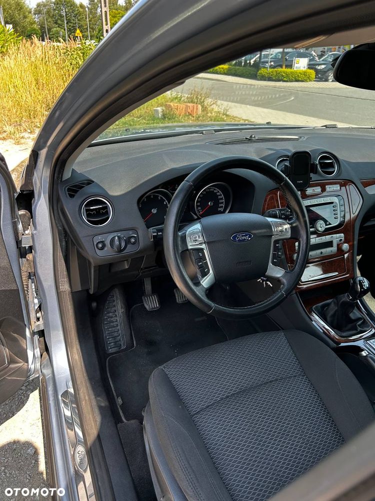 Ford Mondeo 2.0 Ghia - 13