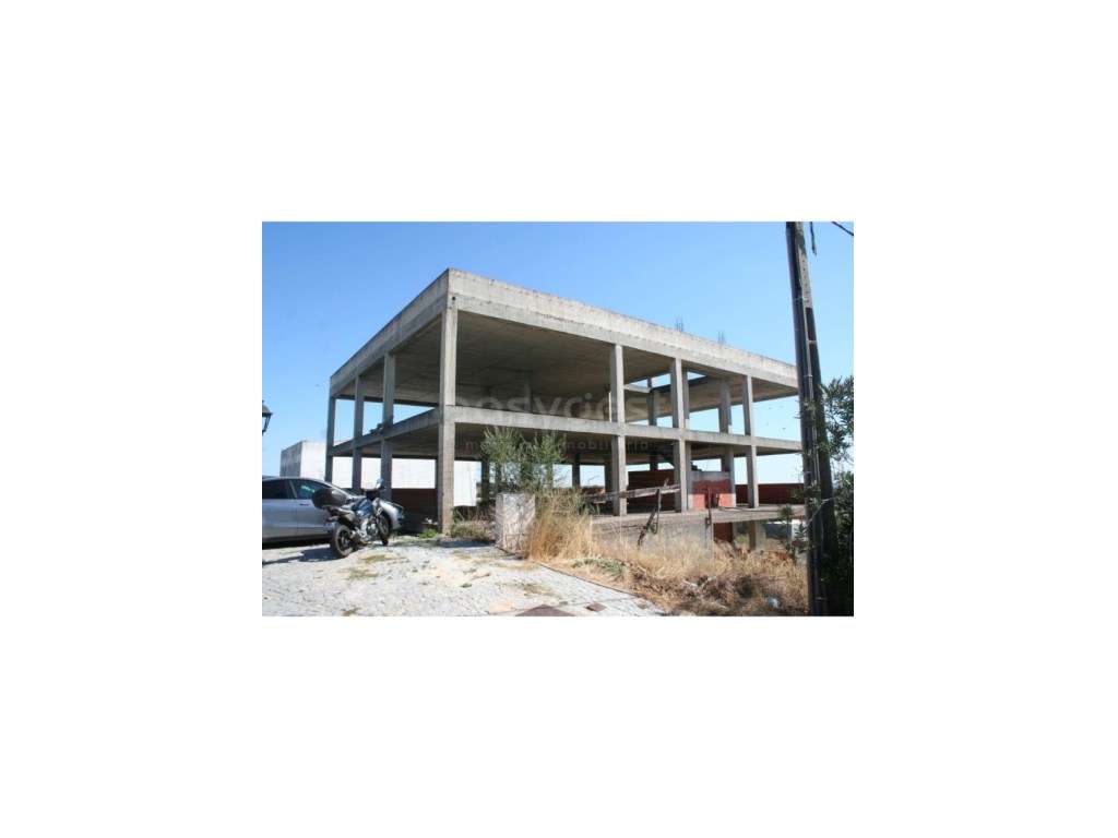 Lote urbano com construção iniciada em Alvito - Grande imagem: 3/13