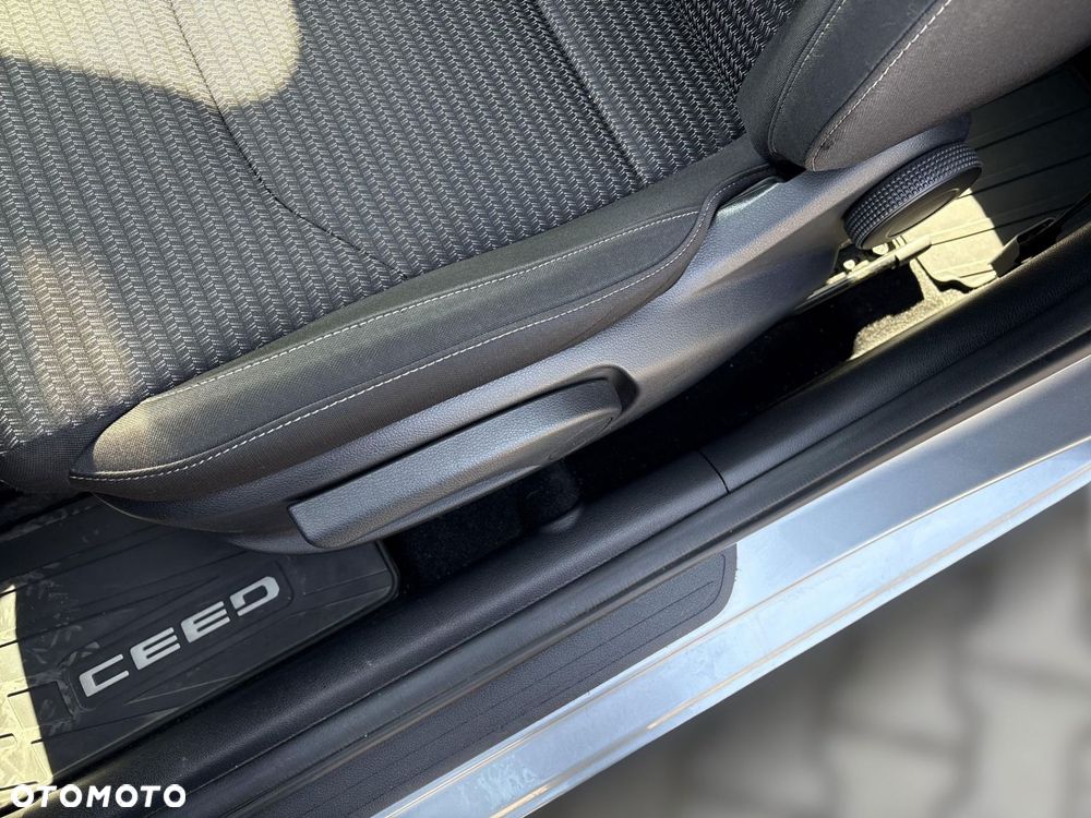 Kia Ceed - 12