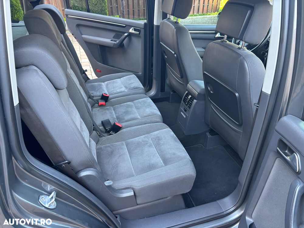 Volkswagen Touran 2.0 TDI DPF BlueMotion Technology DSG Highline - 9