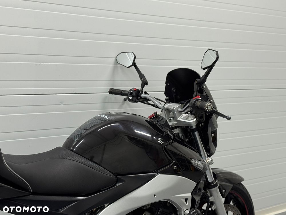 Suzuki GSR - 6