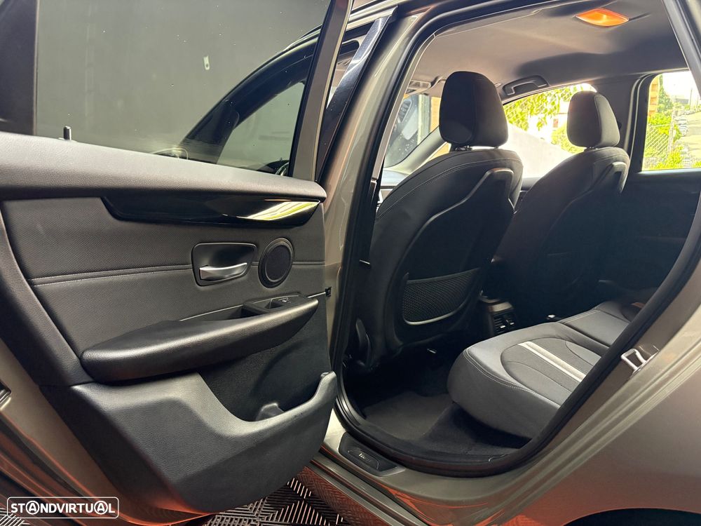 BMW 218 Active Tourer d Line Sport - 34