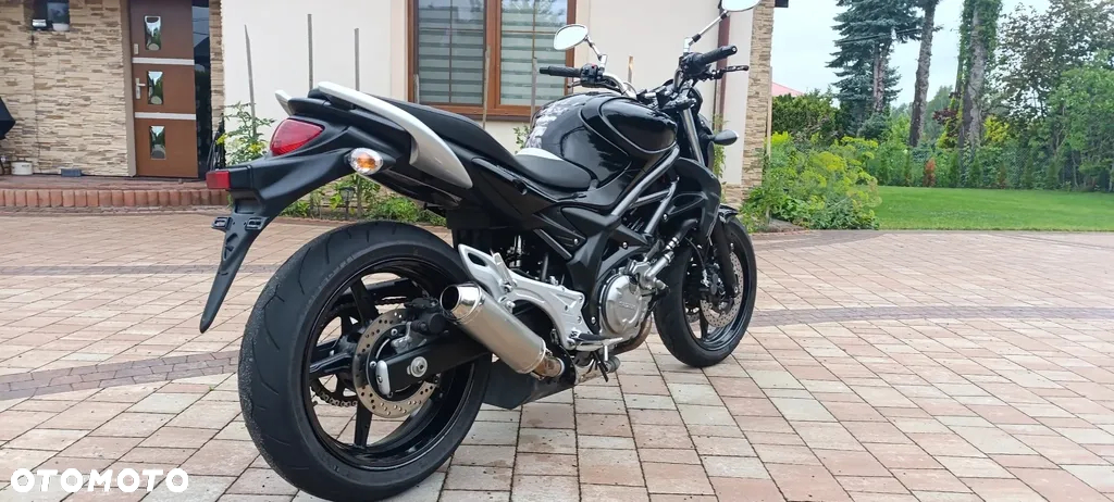 Suzuki GSR - 8
