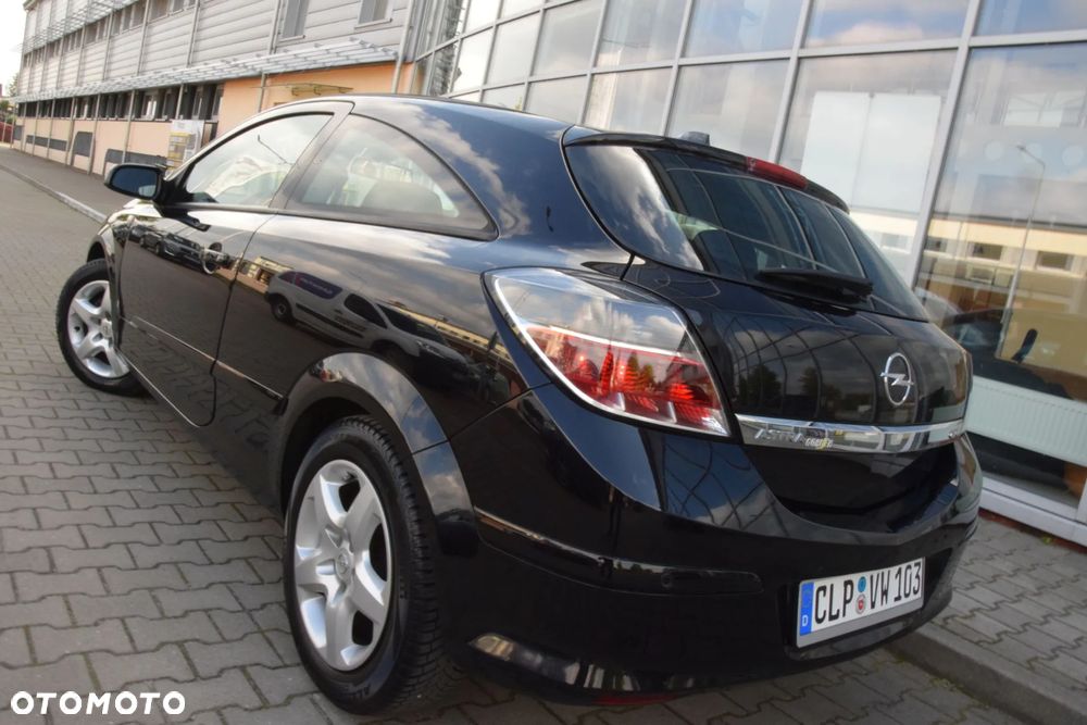 Opel Astra GTC 1.6 Black&White - 33