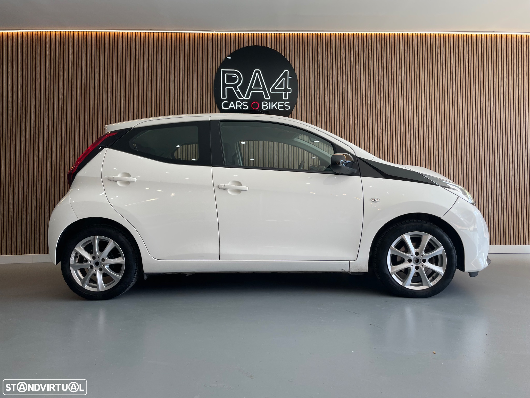 Toyota Aygo 1.0 X-Play Plus MM - 12