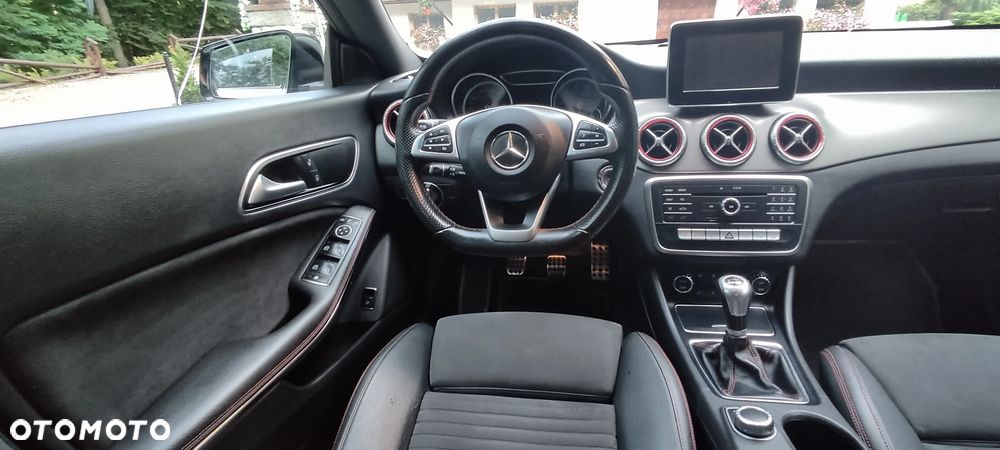 Mercedes-Benz CLA 180 AMG Line - 32