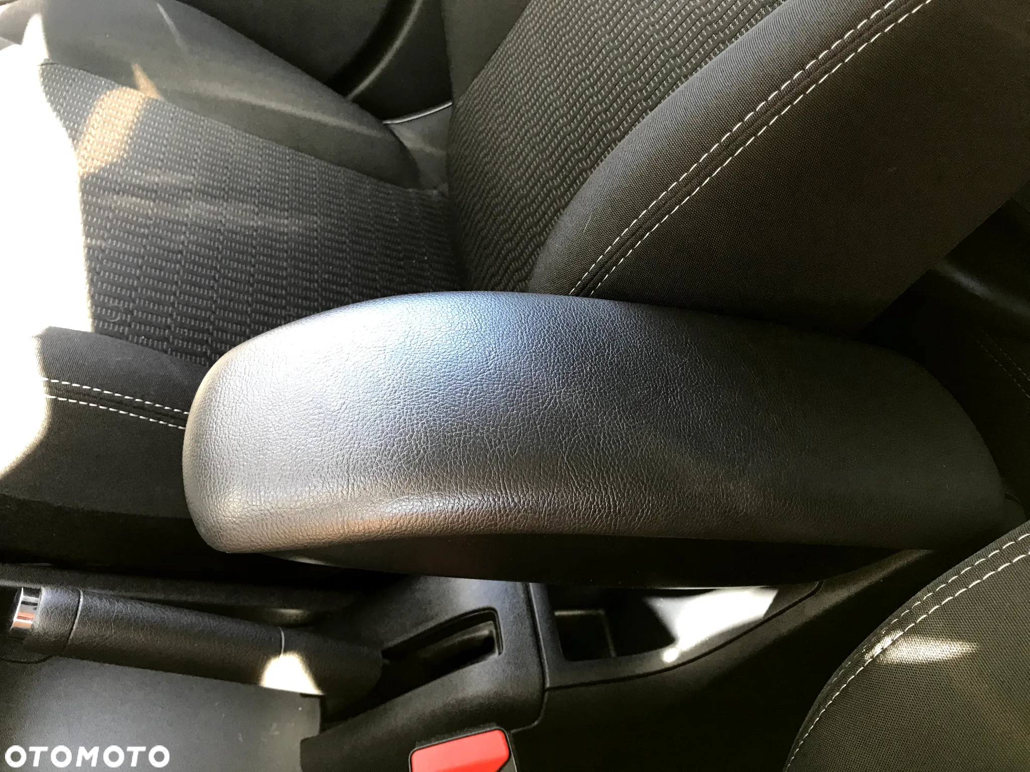 Peugeot 208 - 8