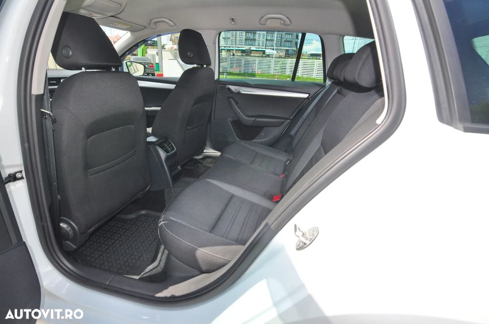 Skoda Octavia 1.6 TDI DSG Ambition - 9