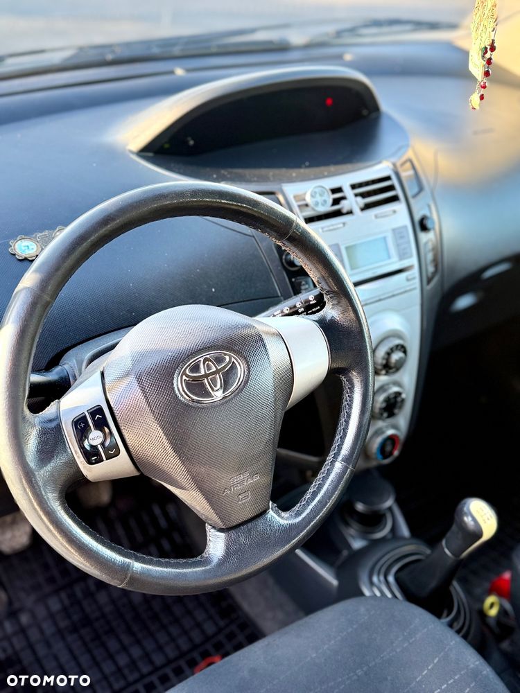 Toyota Yaris 1.3 - 14