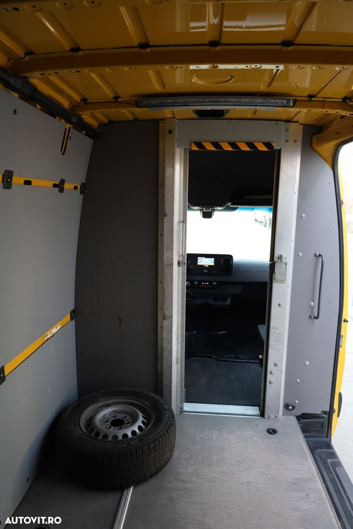 Mercedes-Benz Sprinter - 14