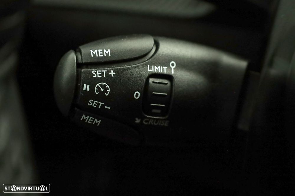 Peugeot 2008 1.2 PureTech Allure - 17