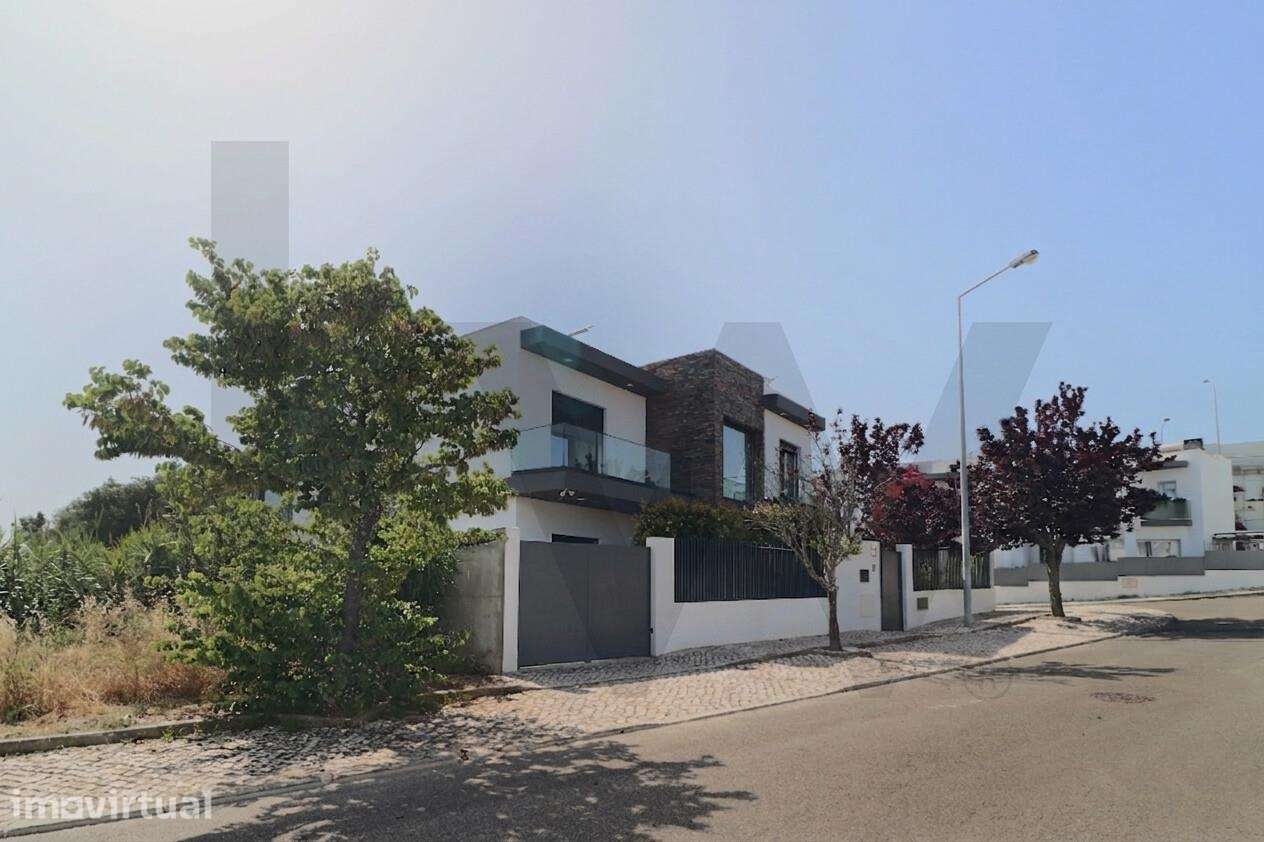 Exclusiva Moradia T6 Independente com Jardim e Piscina - Grande imagem: 2/26