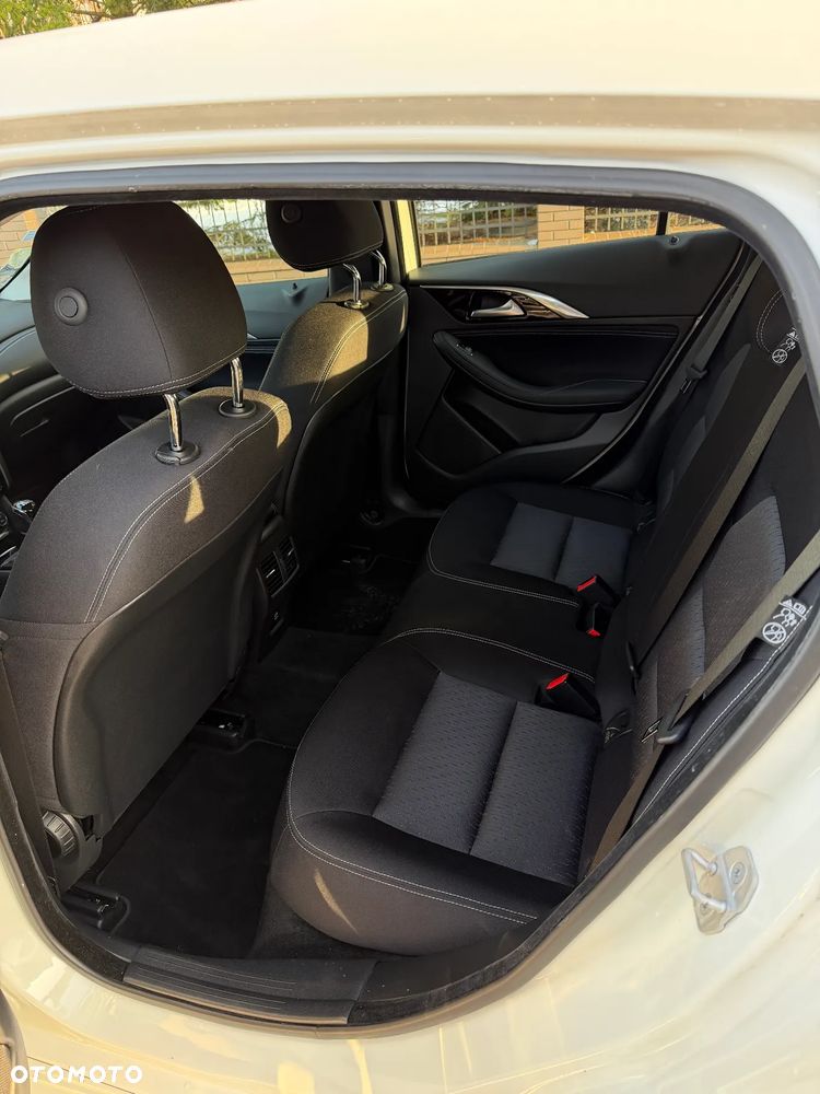 Infiniti Q30 1.5d Premium Tech Gallery White - 15