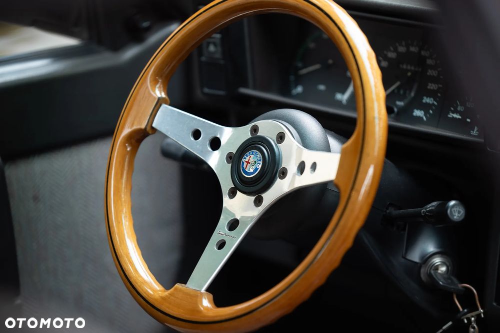 Alfa Romeo 75 - 33