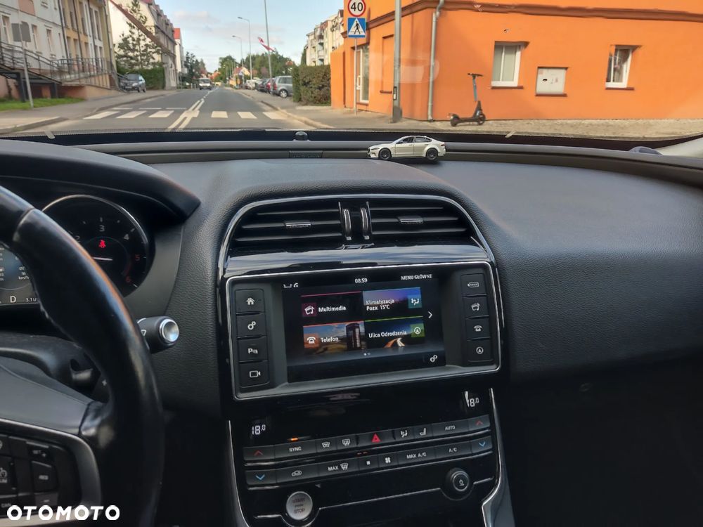Jaguar XE 2.0 D R-Sport - 17