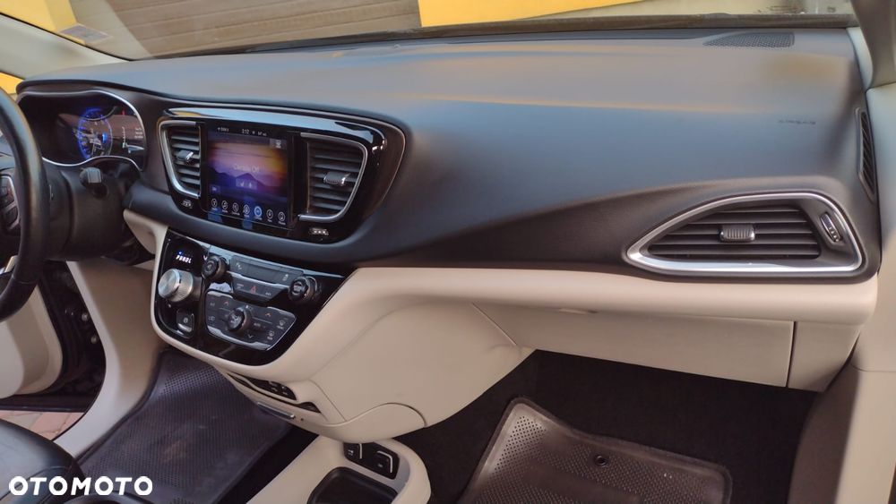 Chrysler Pacifica - 19