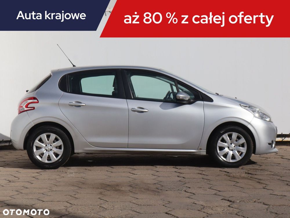 Peugeot 208 - 8