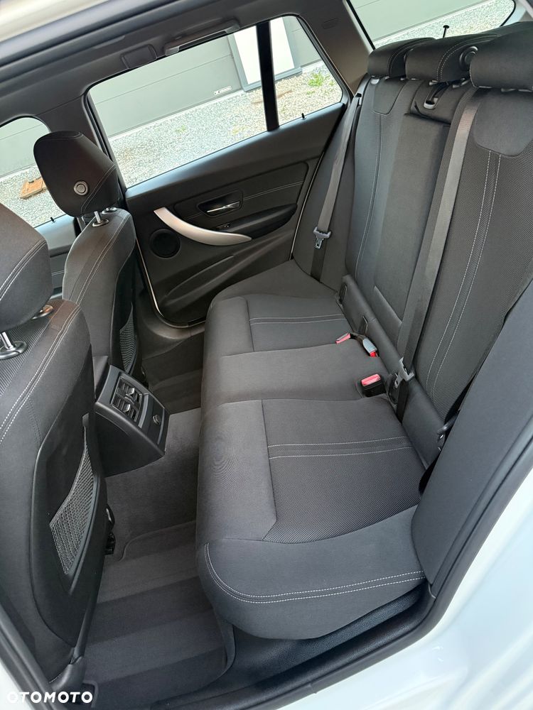 BMW Seria 3 320d xDrive - 12