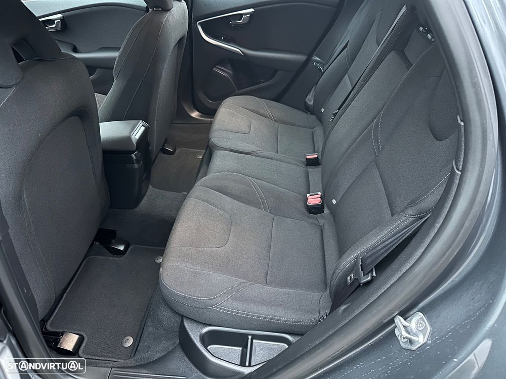 Volvo V40 D2 Momentum - 16