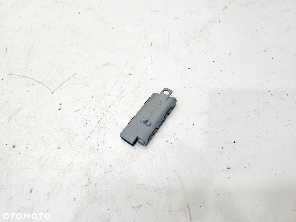 WZMACNIACZ ANTENY AUDI A3 8P LIFT 3-DRZW 8P3035225B - 3