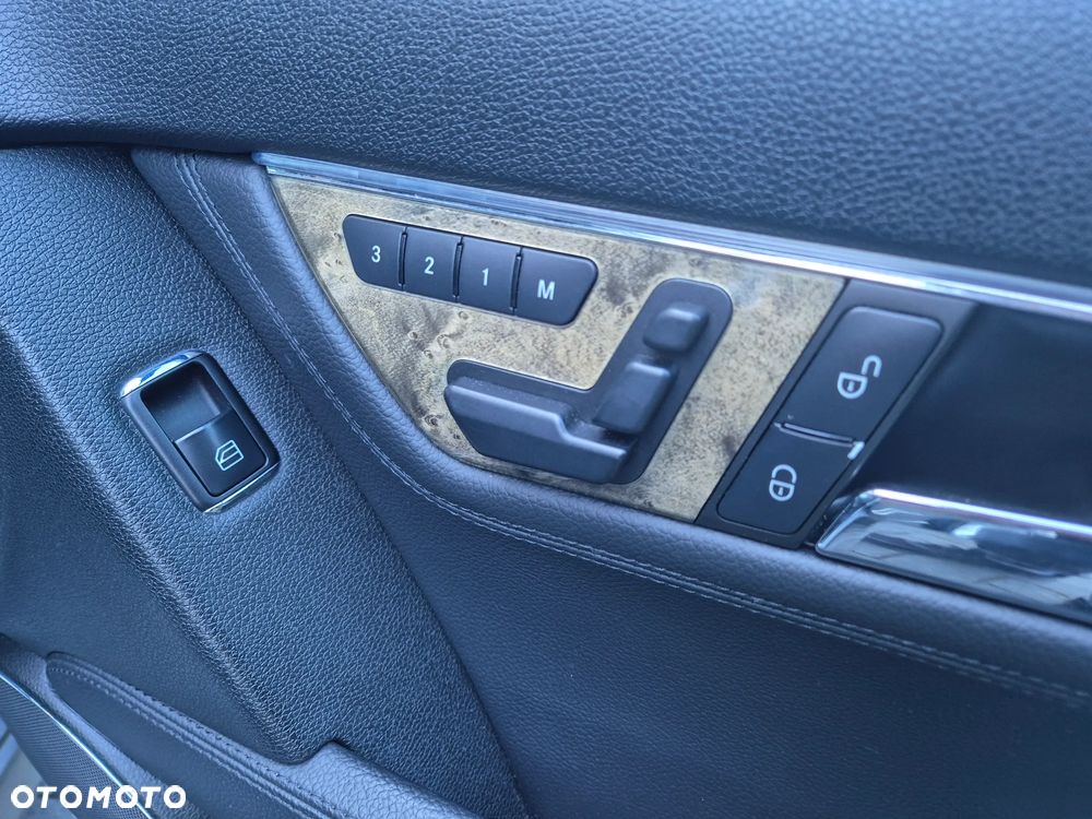 Mercedes-Benz Klasa C 320 T CDI DPF 4Matic 7G-TRONIC Avantgarde - 23