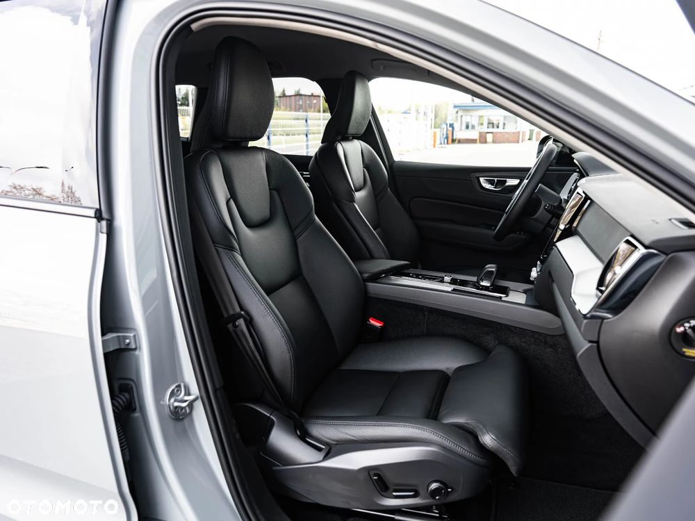 Volvo XC 60 B4 B Plus Dark - 25