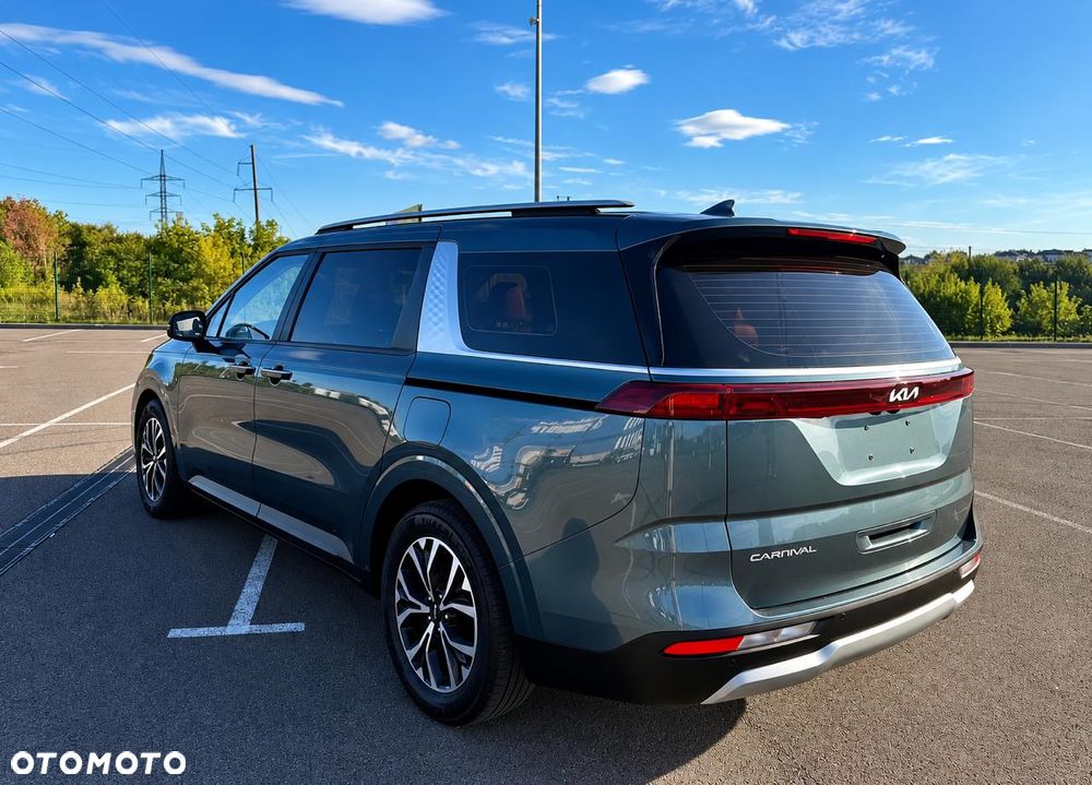 Kia Carnival - 11