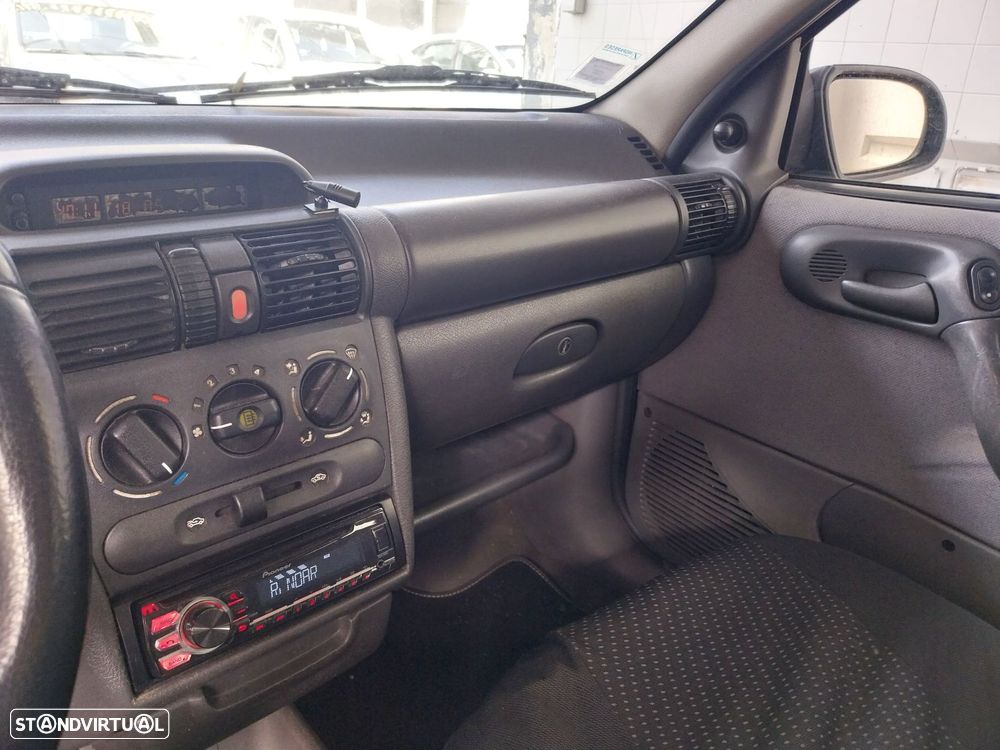 Opel Corsa 1.2 CDX - 8