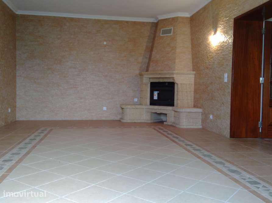 Moradia T2 em bom estado no centro da Batalha - Grande imagem: 2/5