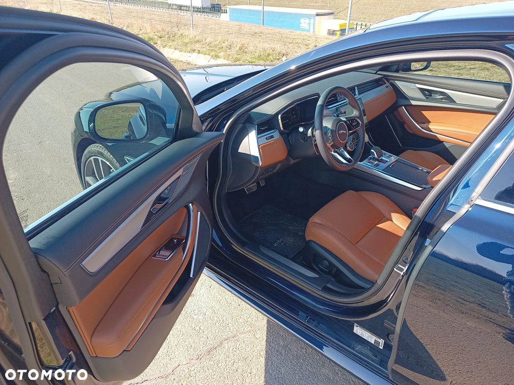 Jaguar XF P250 R-Dynamic SE - 3