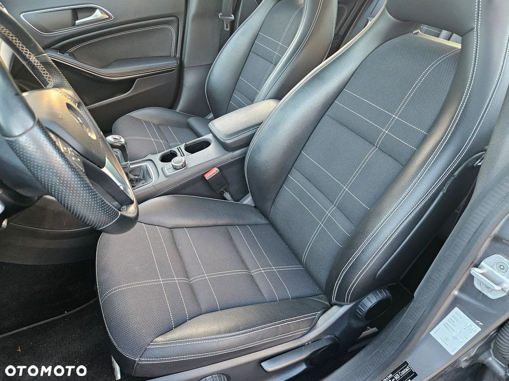 Mercedes-Benz CLA 180 Orange Art Edition - 18