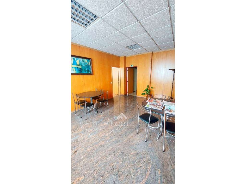 Loja com cerca de 200 m² junto ao centro de Oliveira de Azeméis - Grande imagem: 3/5