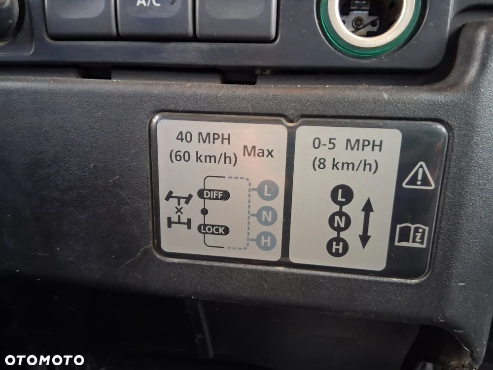 Land Rover Defender 2.4 TD4 SE - 13