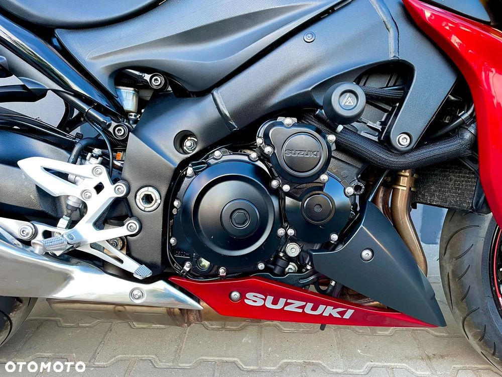 Suzuki GSX - 13