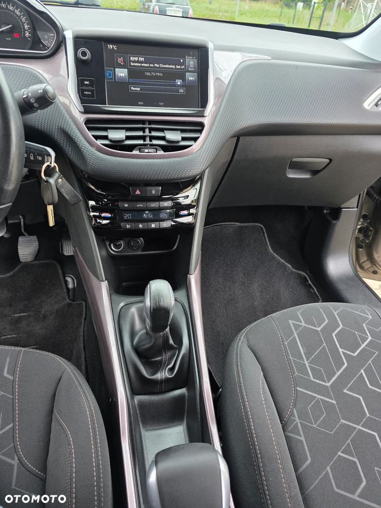 Peugeot 2008 1.2 Pure Tech Style EU6 - 31