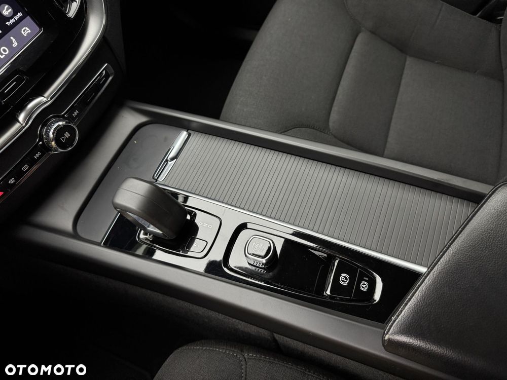 Volvo XC 60 B5 B AWD Momentum Pro - 27